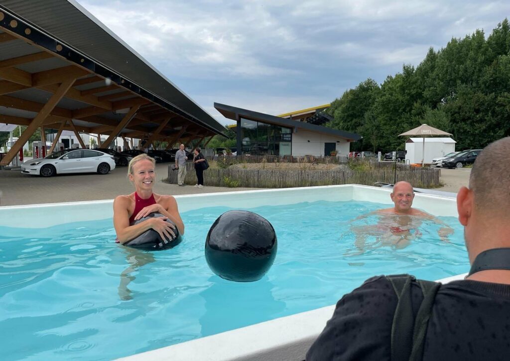 Se baigner pendant la recharge de sa voiture, voici la piscine Tesla