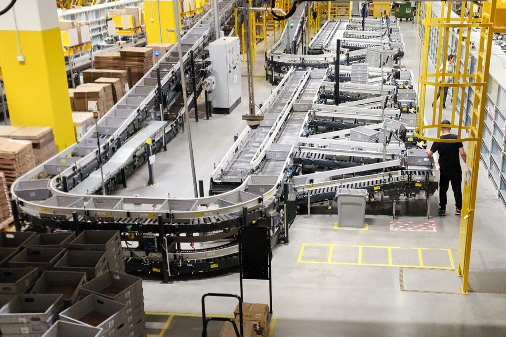 Comment fait Amazon pour vous livrer en 24h ? On a visité le plus grand ...