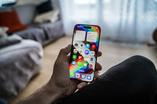 Elle montre l'iPhone X sur YouTube, son père se fait virer d'Apple
