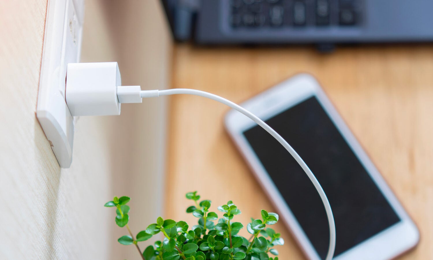 Explosion, électrocution, incendie : méfiez-vous des chargeurs vendus sur Amazon, Temu et eBay