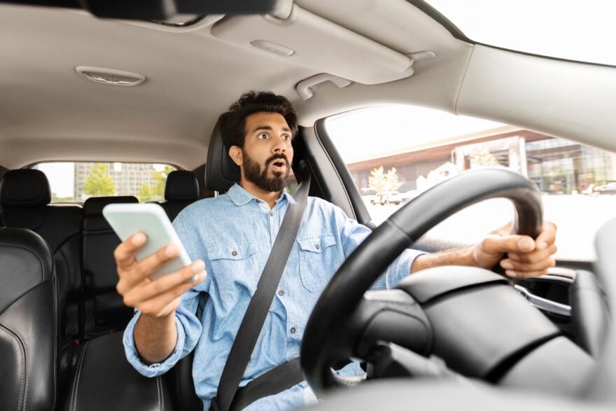 🔴 C’est officiel : retrait immédiat du permis si vous utilisez votre téléphone au volant dès aujourd’hui en France