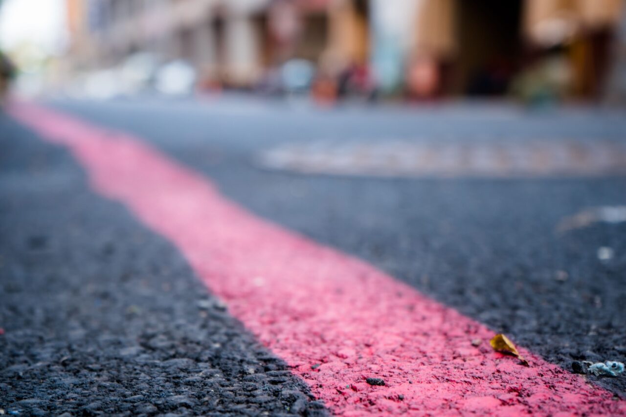 Route Rouge Plus cruelle que la ligne blanche, la ligne rouge arrive sur nos routes ...