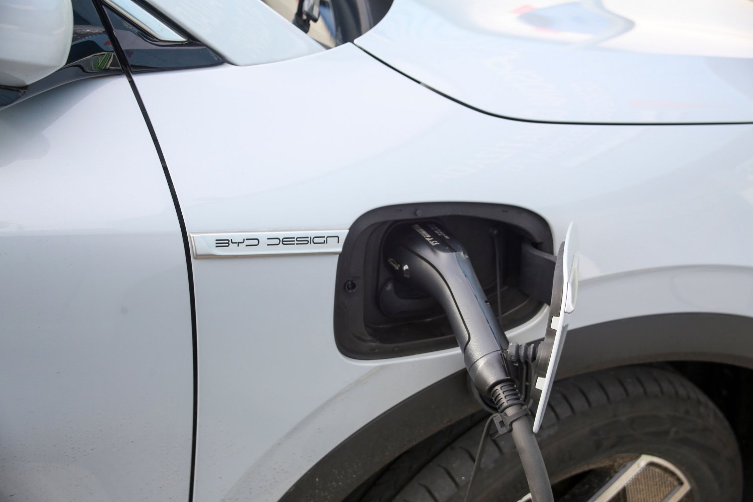 BYD vend désormais des voitures électriques qui se rechargent en 5 minutes seulement