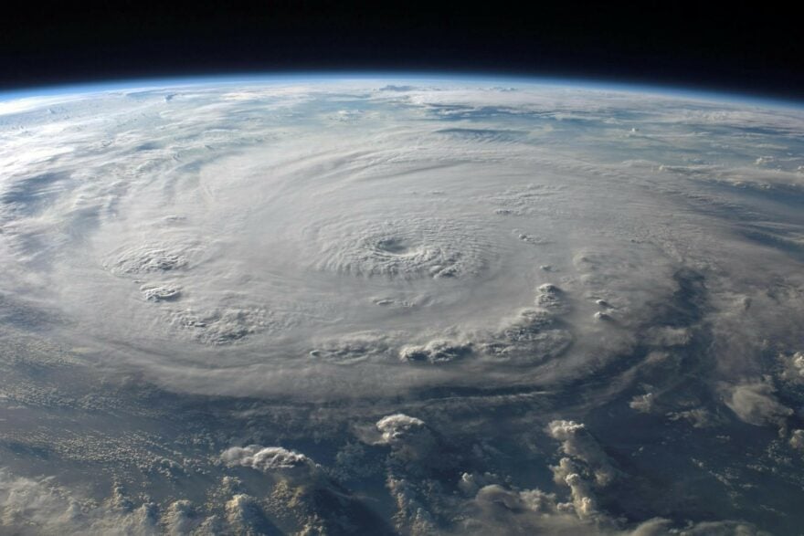 Avec des vents proches de 285 km/h, l’ouragan Polo, classé en catégorie 4, continue de longer les côtes du Mexique : un épisode météo d’une intensité exceptionnelle