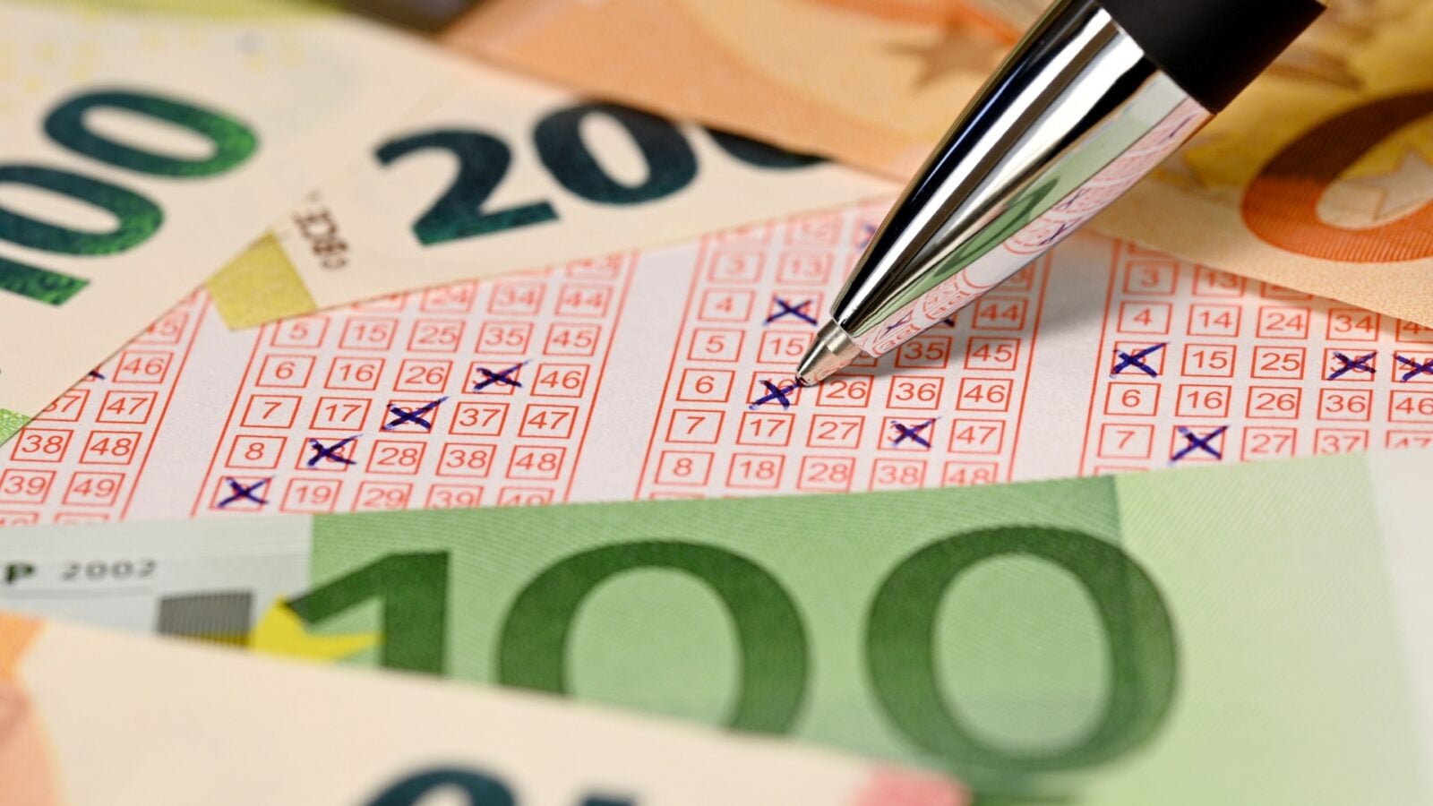 Ils gagnent 50 millions d’€ à l’EuroMillions et décident financer la cantine scolaire de leur village