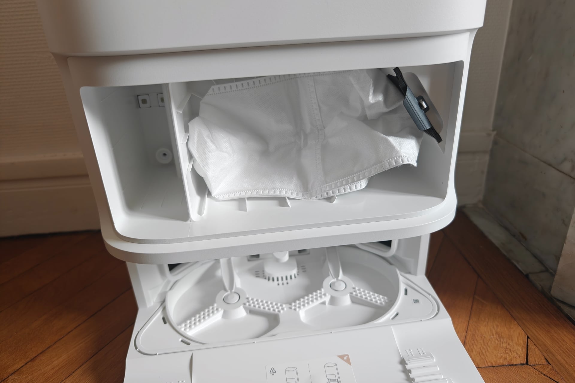 st Mova E40 Ultra&nbsp;: le robot aspirateur design aspiration lavage tapis entretien 
