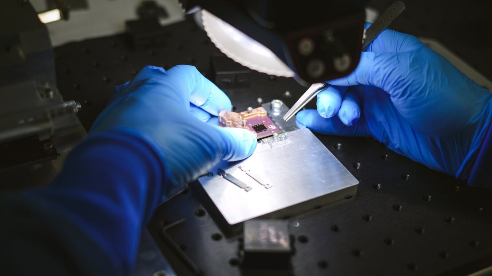 50 puces quantiques assemblées en 4 semaines au lieu d’1 an : la startup française C12 valide sa technologie unique au monde