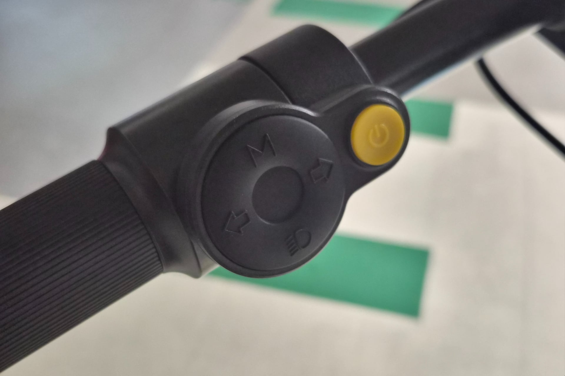 La Xiaomi Electric Scooter 6 Ultra inaugure également un nouveau guidon courbé et de nouvelles commandes © Presse-citron