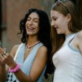 Jeunes Femmes Smartphone