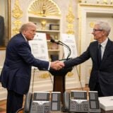 Trump Tim Cook (1)