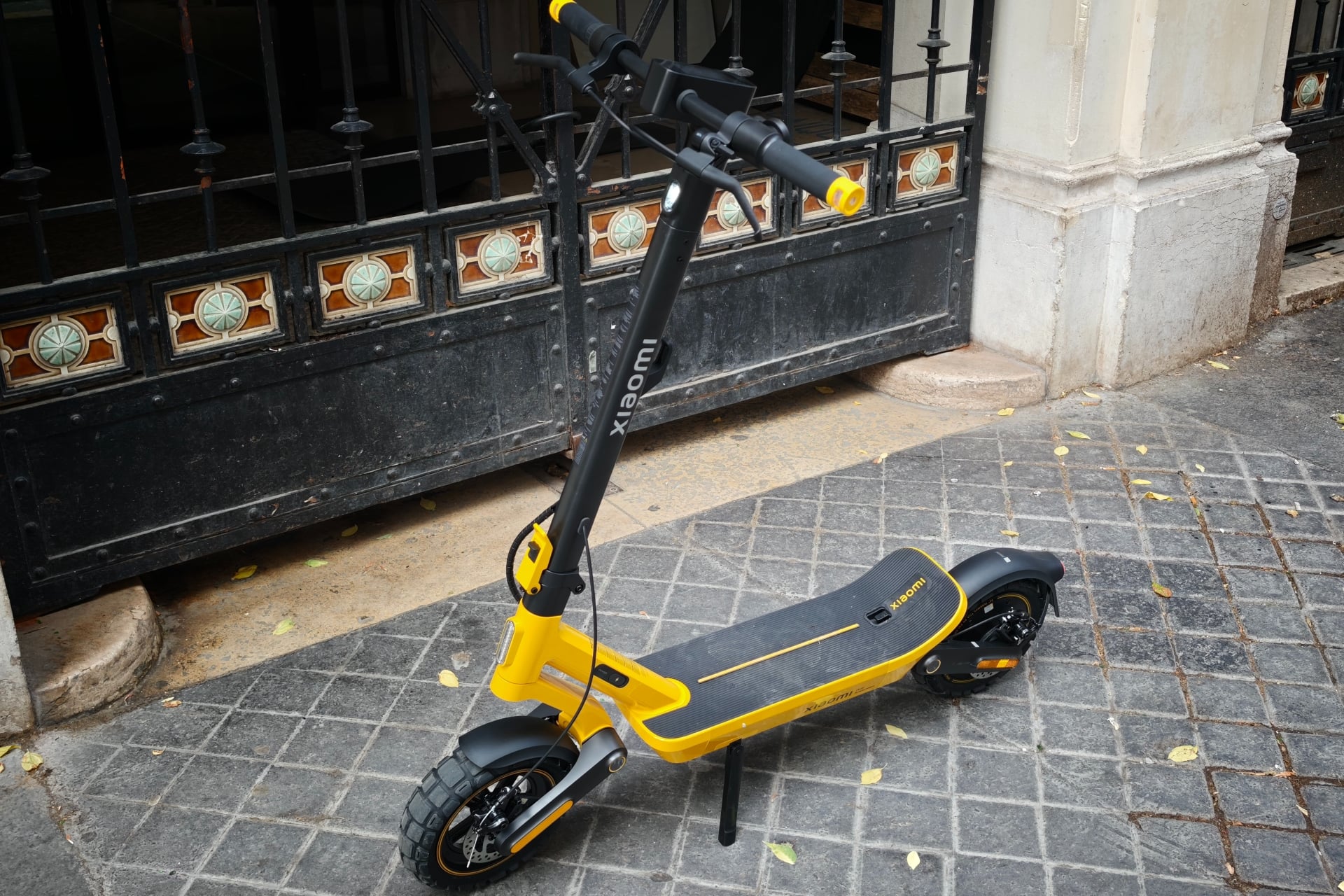 Test trottinette Xiaomi Electric Scooter 6 Ultra design jaune
