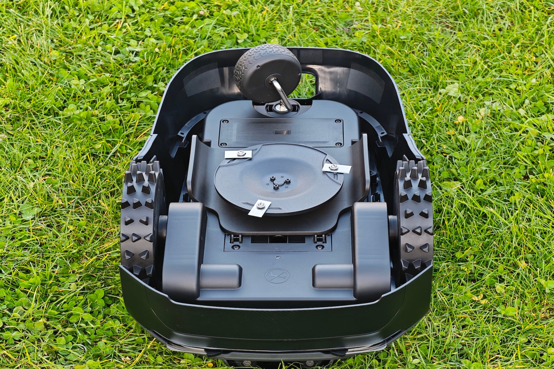 Test robot tondeuse Mova ViAX 250 cartographie et sans fil 3 lames