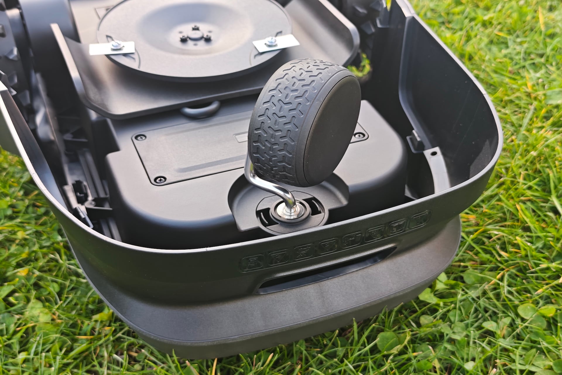 Test robot tondeuse Mova ViAX 250 cartographie et sans fil 3 lames roues crantées déplacements