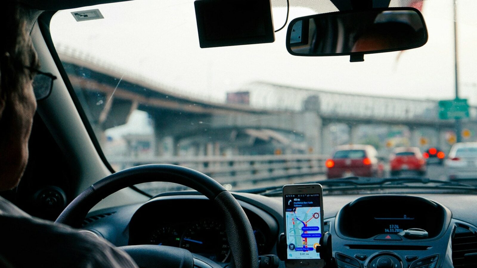 Essence premium, boîte manuelle, insertion sur autoroute : comment ces 3 mythes sur l'automobile vous font perdre du temps et de l'argent