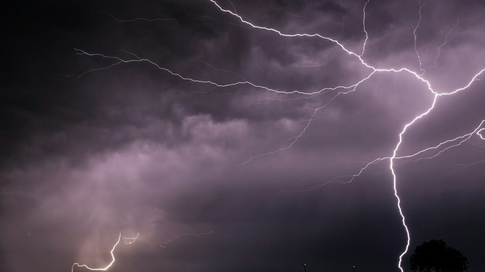 Après la canicule, de violents orages sont attendus ce week-end : quels seront les départements les plus touchés ?