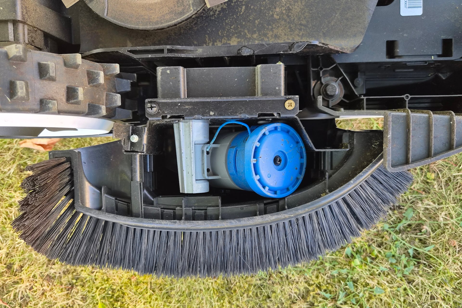 Le coupe-bordures à fil de l'Ecovacs GOAT A1600, logé directement sur le flanc du robot.