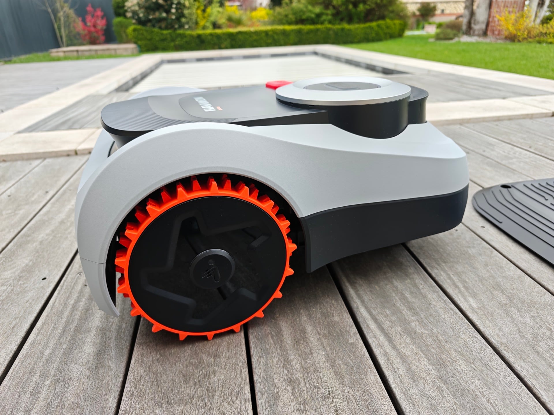 Robot tondeuse Navimow i208 LiDAR test avis trois capteurs LiDAR deux roues motrices pentes