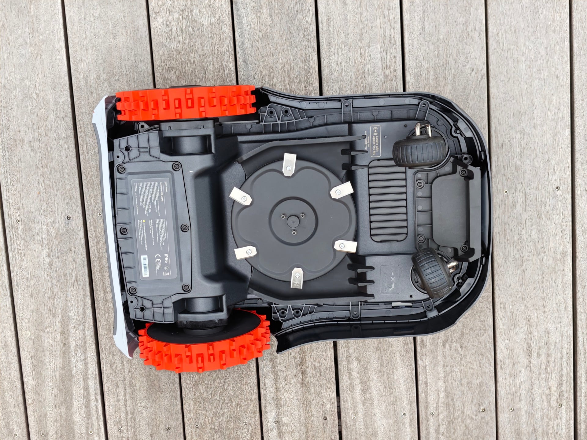 Robot tondeuse Navimow i208 LiDAR test avis trois capteurs LiDAR deux roues motrices pentes station de charge autonomie coupe lames