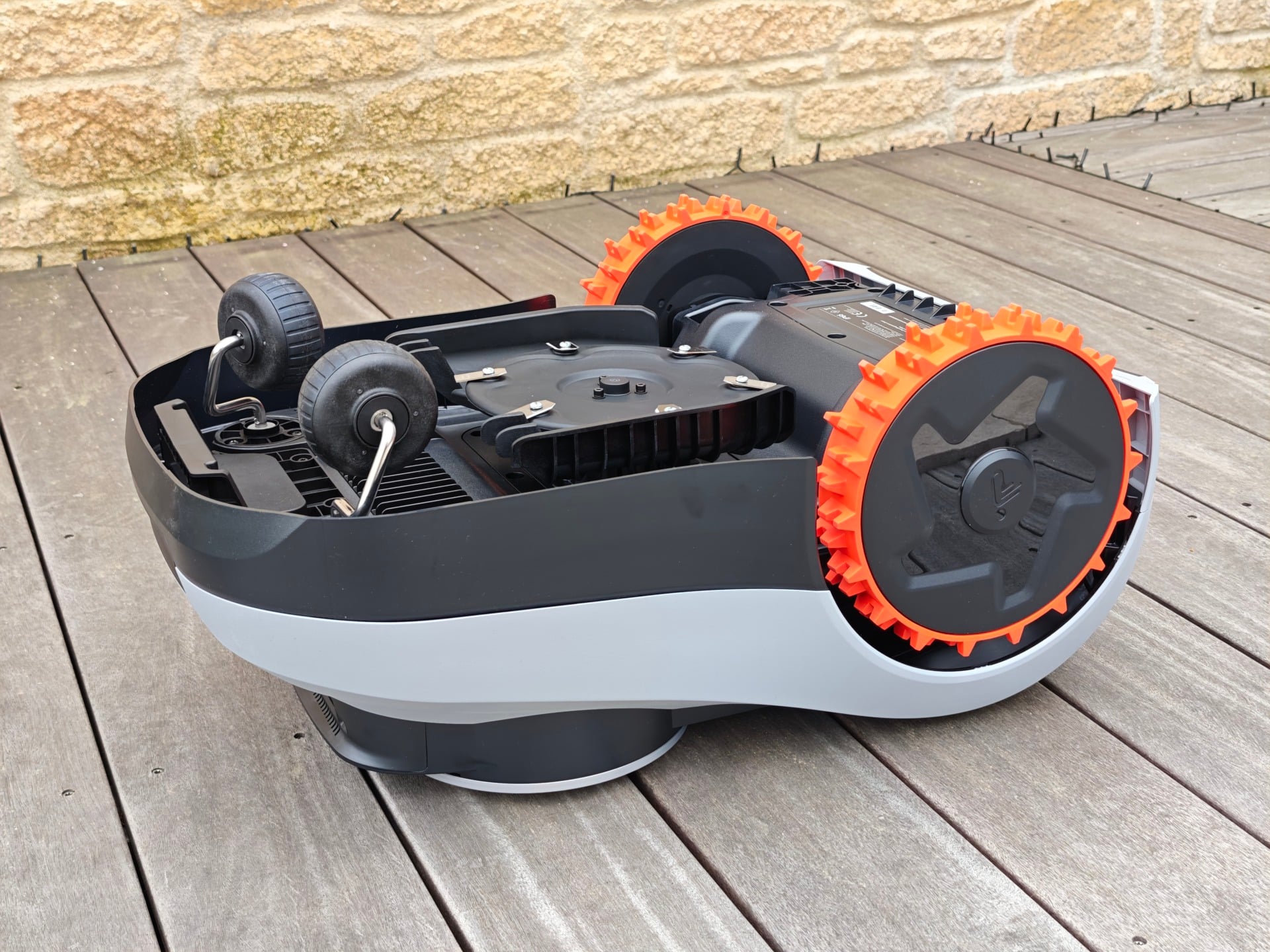 Robot tondeuse Navimow i208 LiDAR test avis trois capteurs LiDAR deux roues motrices pentes station de charge autonomie coupe lames qualité fabrication