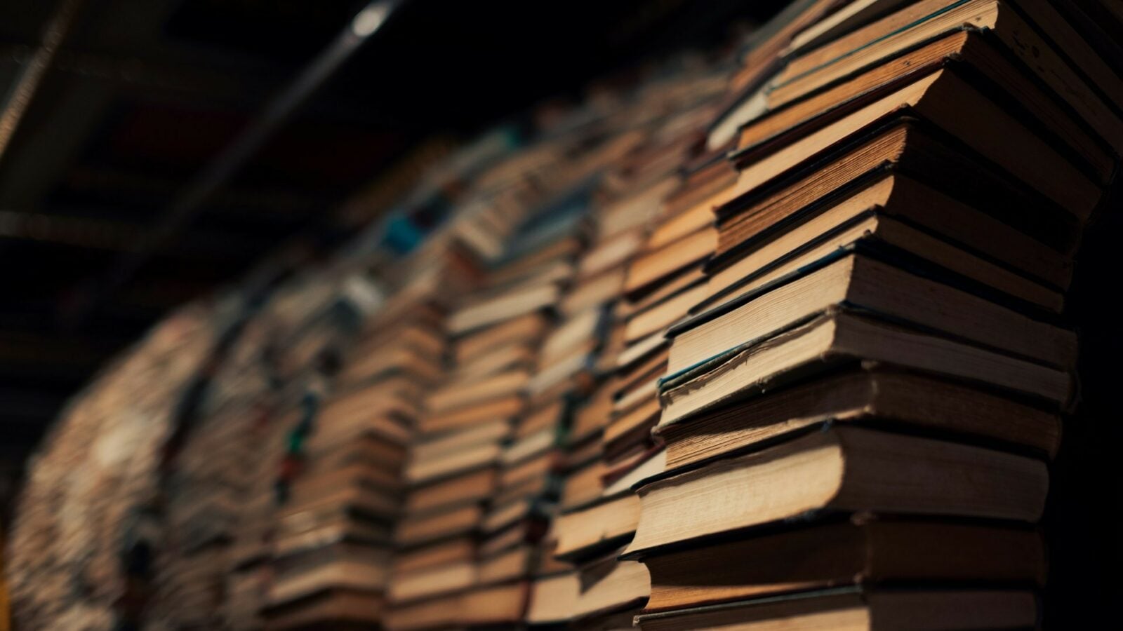 Anthropic rattrapée par la loi : l’entreprise devra payer 1,5 milliard de dollars à des milliers d’auteurs après avoir utilisé des livres piratés pour entraîner Claude