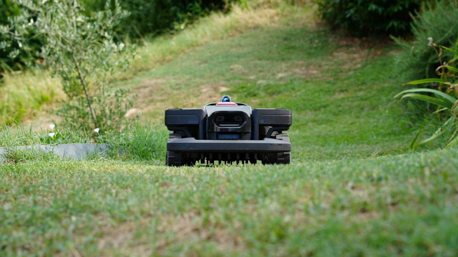 Test Roborock RockMow Z1 LiDAR : enfin un robot tondeuse qui grimpe partout
