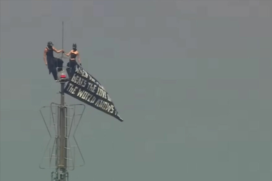 Après leur film sur Netflix, un couple escalade l’antenne de l’Empire State Building à New York pour y déployer une immense banderole à 443 m de hauteur