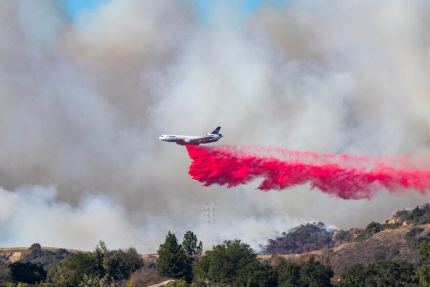 Incendie : de quoi est constitué le liquide rouge déversé sur les flammes ?