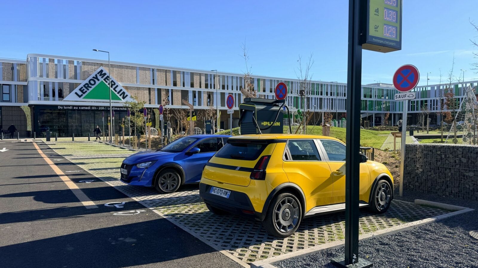 Recharger votre voiture électrique chez Auchan ou Decathlon va vous rapporter de l’argent, voici comment