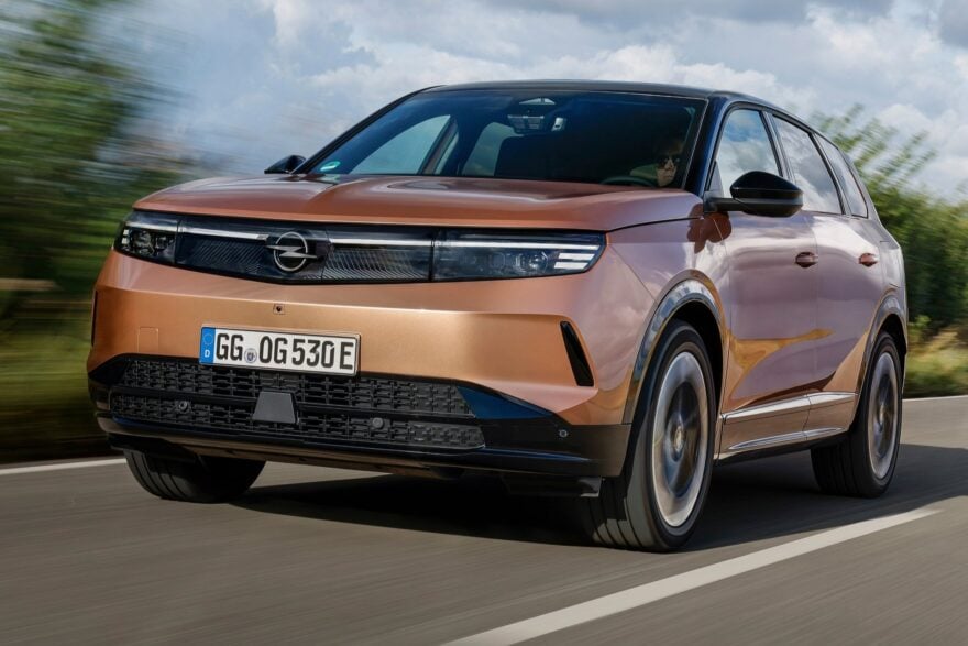 325 ch et des feux impressionnants : l’Opel Grandland défie le Peugeot 3008
