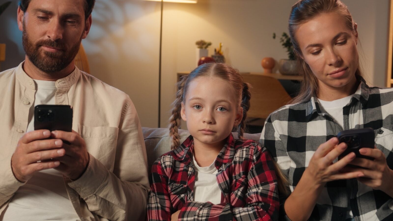 Cette étude est catégorique : les parents tout le temps sur leur téléphone créent des troubles de l'attachement chez leurs enfants