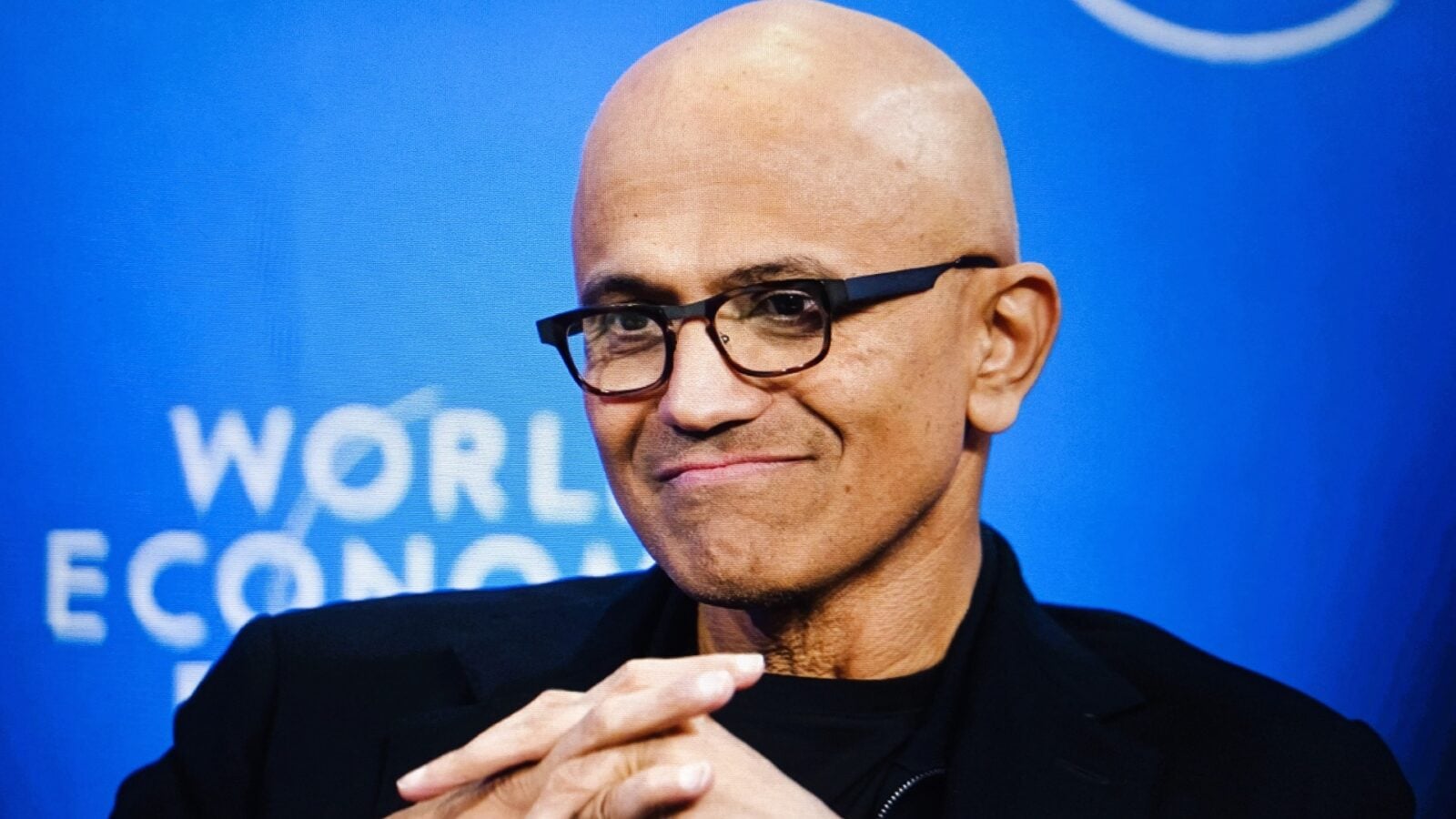 “Vous payez 2 fois sans le savoir” : l’avertissement choc du patron de Microsoft à toutes les entreprises qui utilisent l’IA