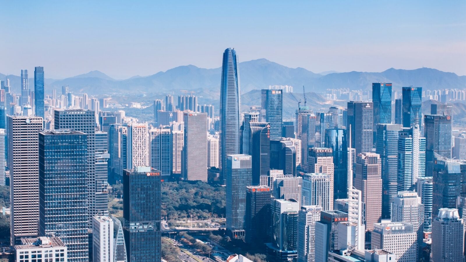 Livreur de repas dans les ascenseurs des gratte-ciel : le nouveau métier qui fait fureur en Chine