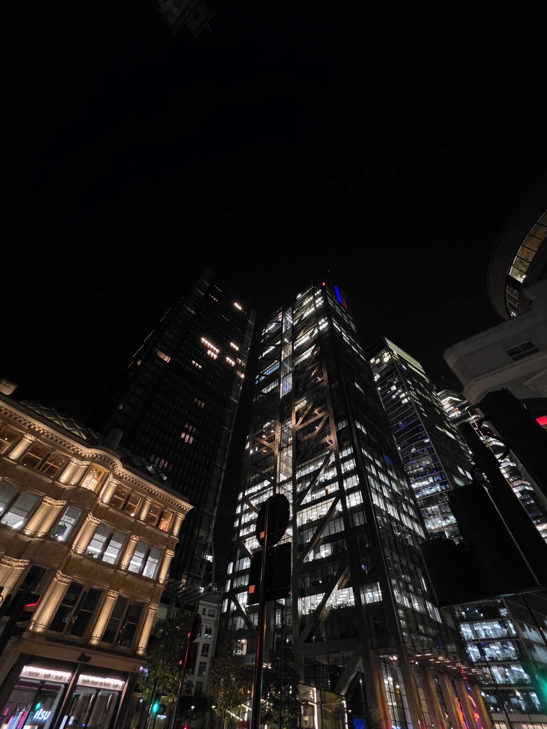 Test Galaxy Z Fold8 Photo Building Nuit