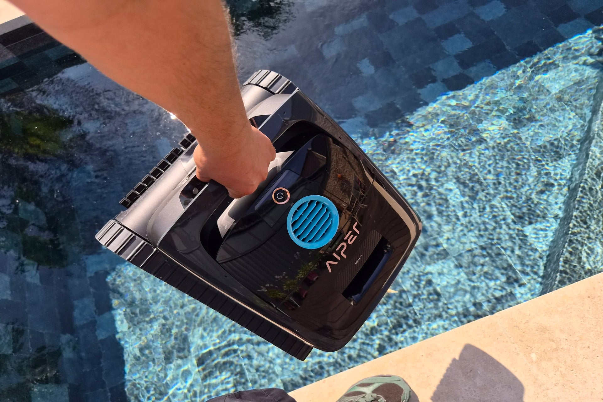 Test robot piscine Aiper Scuba V3 IA intelligence artificielle caméra 1000 euros avis test complet filtres double fabrication cover poids