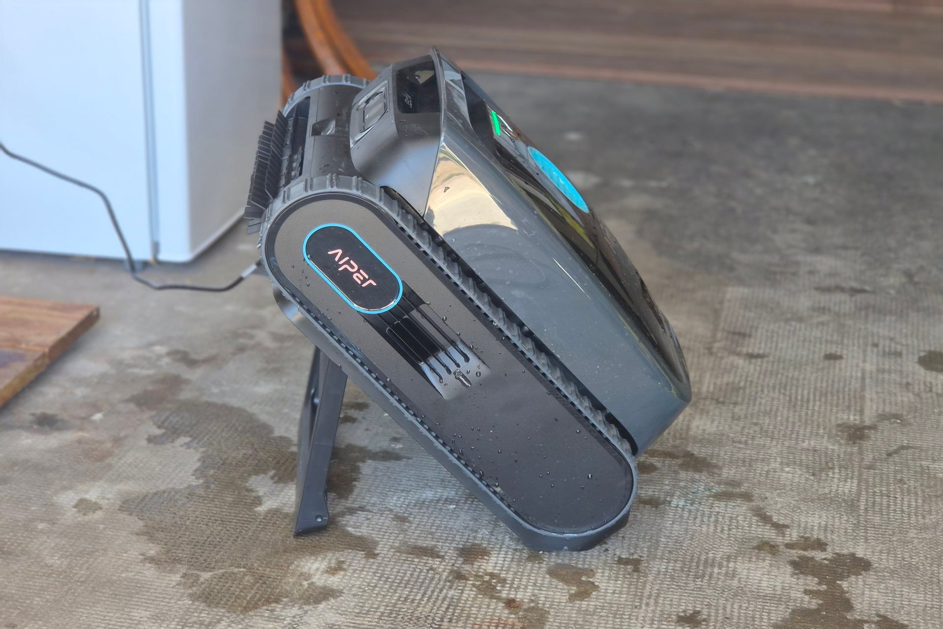 Test robot piscine Aiper Scuba V3 IA intelligence artificielle caméra 1000 euros avis test complet application IA Navium base de charge