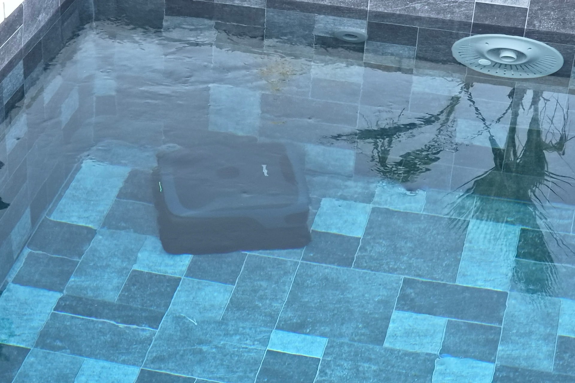 Test Sora 70 avis robot piscine 4-en-1 nettoie la surface design navigation autonomie charge escalier surface sol fond