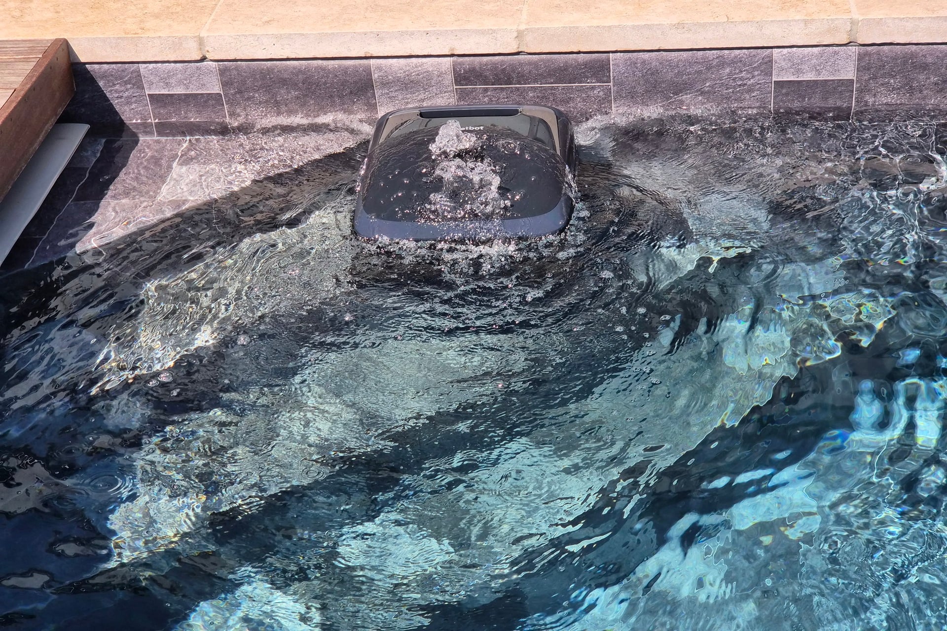 Test Sora 70 avis robot piscine 4-en-1 nettoie la surface design navigation autonomie charge escalier surface