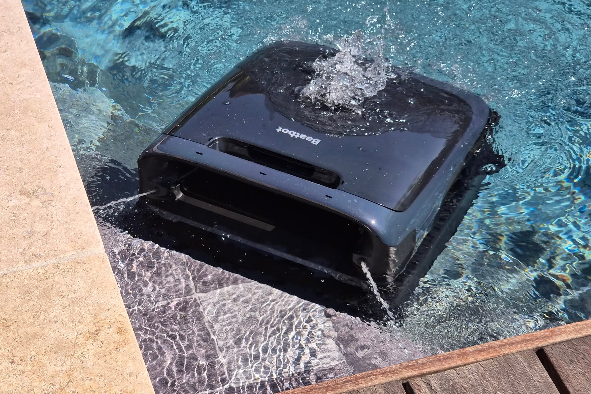Test Beatbot Sora 70 avis robot piscine 4-en-1 nettoie la surface design navigation autonomie charge escalier surface sol fond autonomie cycle parking bords aspiration