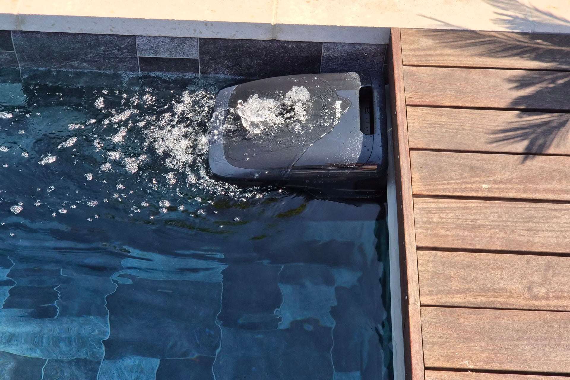 Test Sora 70 avis robot piscine 4-en-1 nettoie la surface design navigation autonomie charge escalier surface sol fond autonomie cycle parking Beatbot