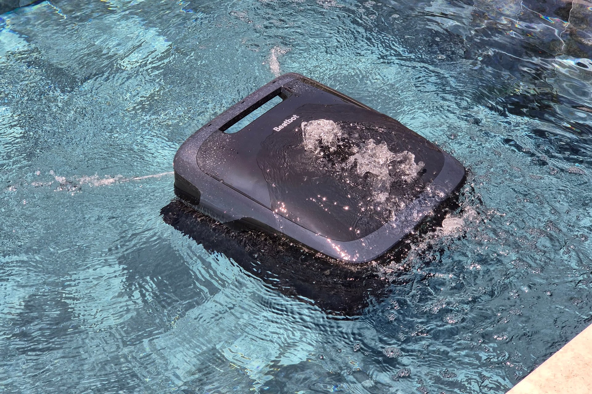 Test Beatbot Sora 70 avis robot piscine 4-en-1 nettoie la surface design navigation autonomie charge escalier surface sol fond autonomie cycle parking bords aspiration mise à l'eau