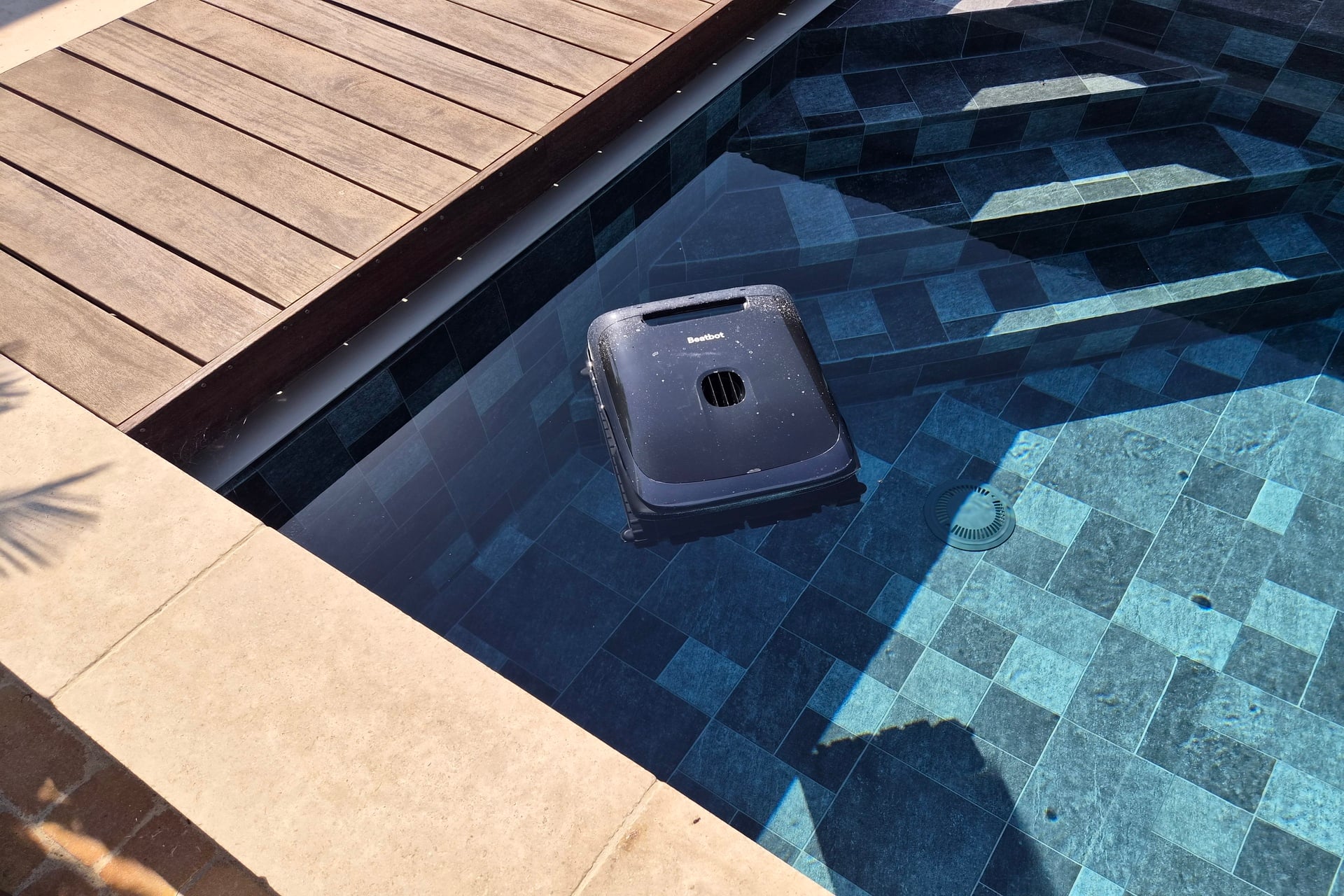 Test Beatbot Sora 70 avis robot piscine 4-en-1 nettoie la surface design navigation autonomie charge escalier surface sol fond autonomie cycle parking bords aspiration mise à l'eau
