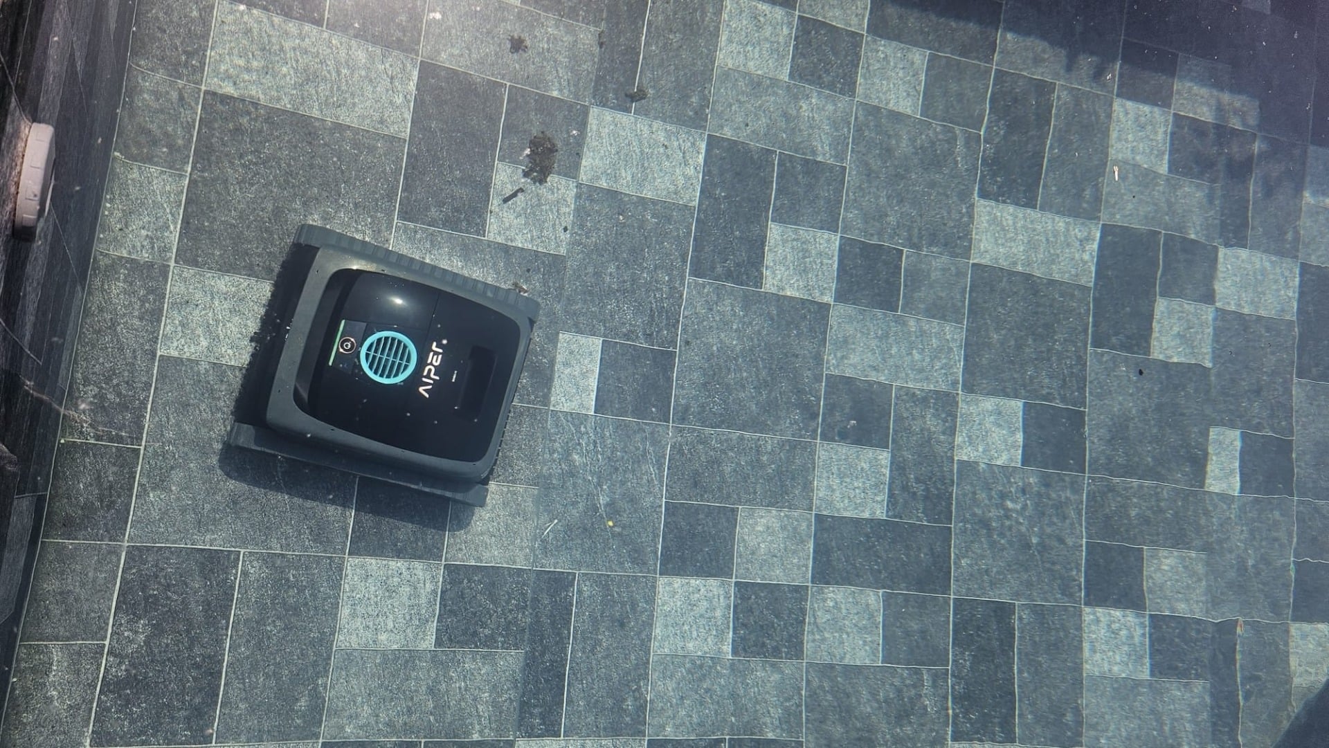 Test robot piscine Aiper Scuba V3 IA intelligence artificielle caméra 1000 euros avis test complet application IA Navium