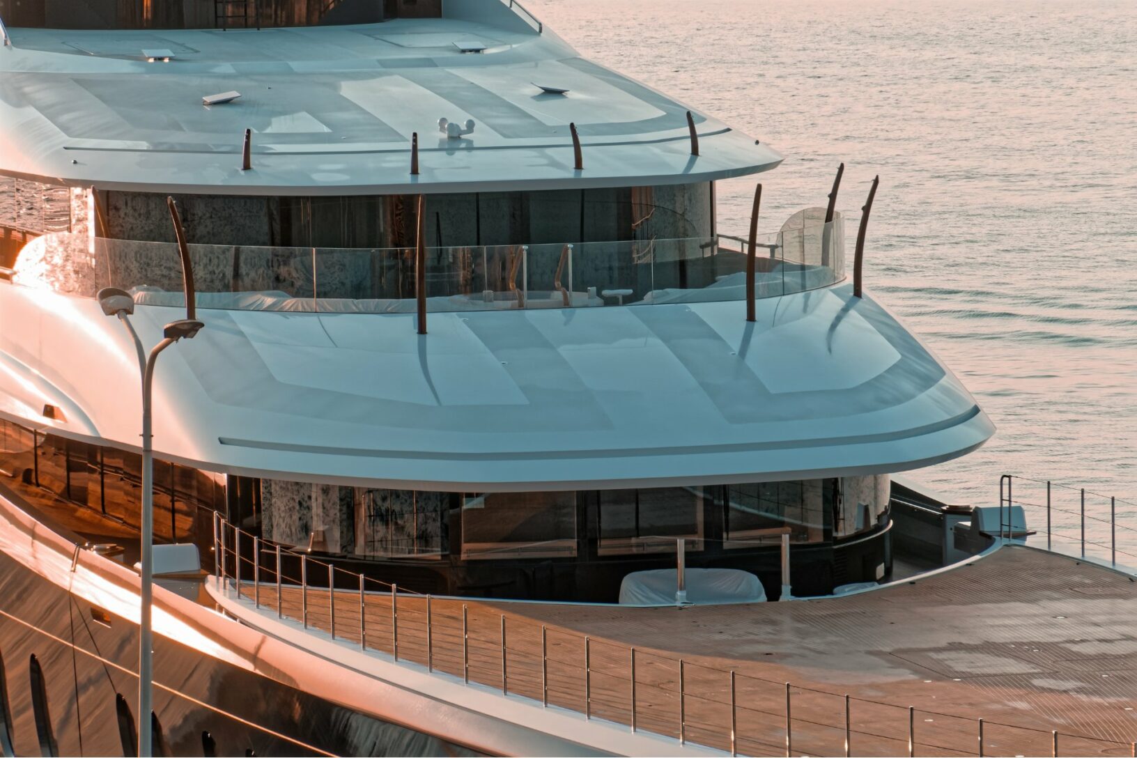 Que s’est-il passé entre le yacht de Zuckerberg et ce bateau en ...