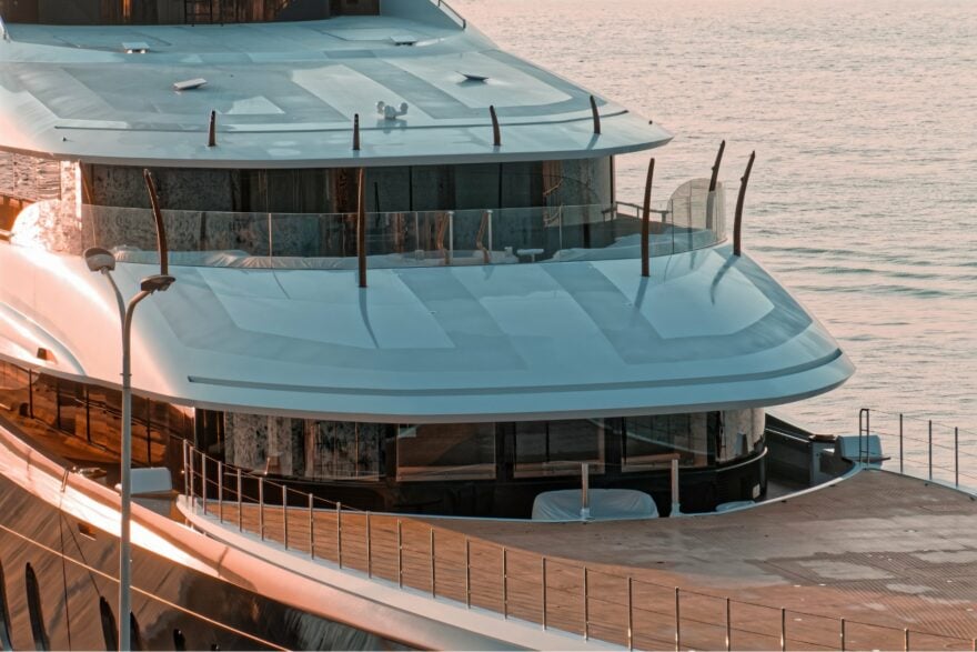 Que s’est-il passé entre le yacht de Zuckerberg et ce bateau en difficulté ? Panique à bord en Alaska