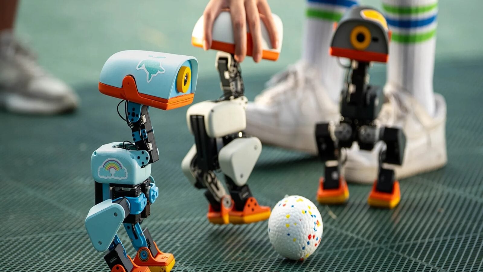 Hugging Face dévoile son adorable robot « Micro-canard » capable de skater et de jouer au foot : il est créé par des Français et vendu moins de 400 $