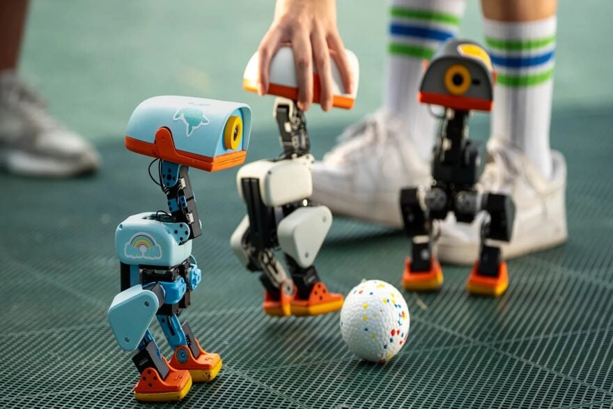 Hugging Face dévoile son adorable robot « Micro-canard » capable de skater et de jouer au foot : il est créé par des Français et vendu moins de 400 $