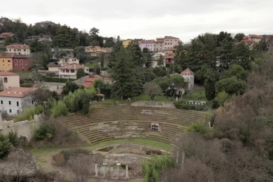 L’histoire folle de l’homme qui a construit un faux théâtre romain et fait payer les visites