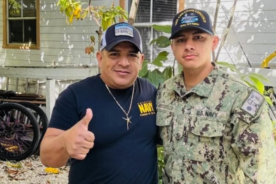 « Ça me brise le coeur » : après 9 mois de mission, un marin du porte-avions Abraham Lincoln apprend que son père a été expulsé par la police d’immigration de Trump