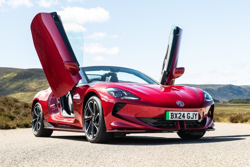 Look de supercar et portes de Lamborghini à prix cassé : le MG Cyberster peut-il inquiéter la Porsche 718 électrique ?