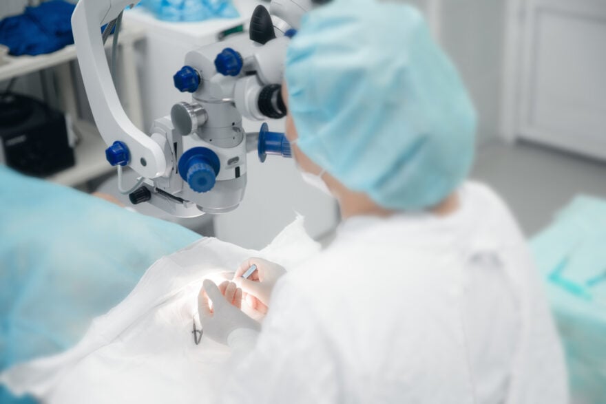 L’opération de la myopie ne se passe pas comme prévu : le patient réclame 250 000 euros, voici combien il touchera finalement